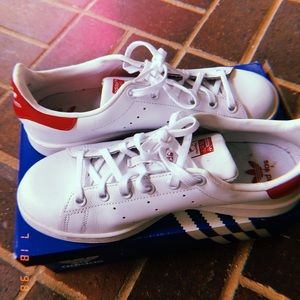 White Stan Smith Adidas with pink detailing. 🍬